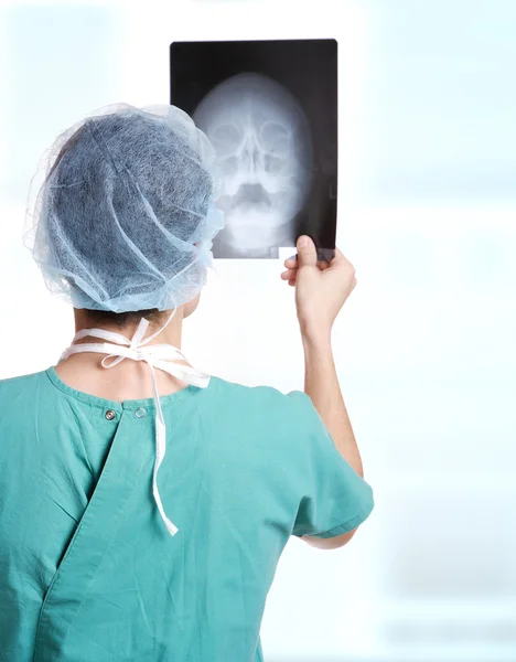 Доктор держит рентген. . — стоковое фото