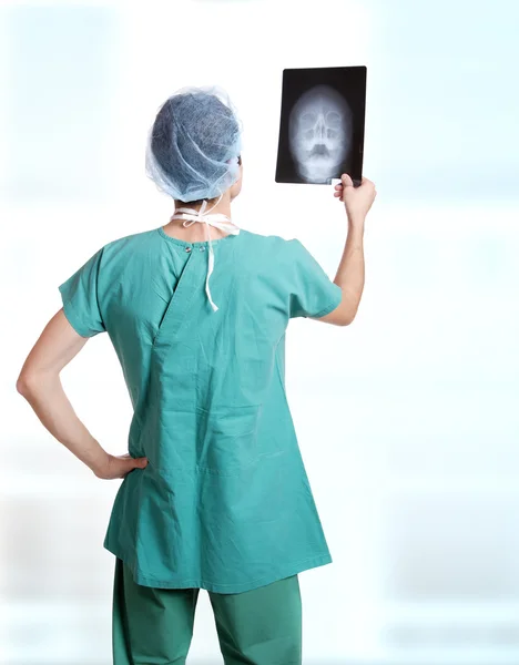 Doctor sosteniendo rayos X . — Foto de Stock