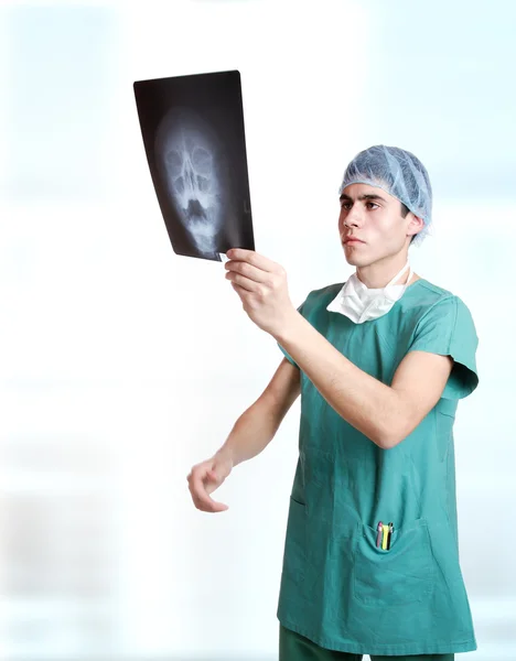 Arzt hält Röntgenbilder hoch. — Stockfoto