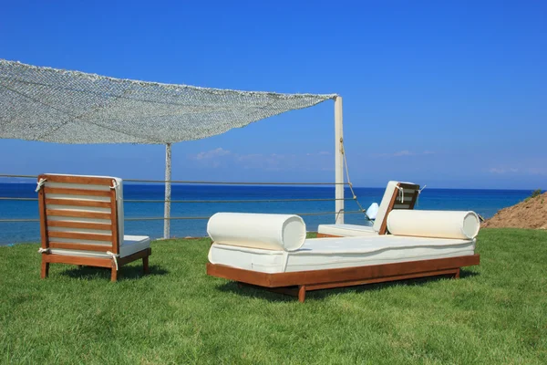 Ligbedden op het strand van luxehotel — Stockfoto