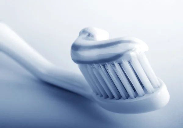 Pasta de dientes en cepillo de dientes — Foto de Stock