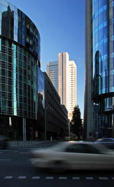 Trafik i en modern stad bland skyscrape — Stockfoto