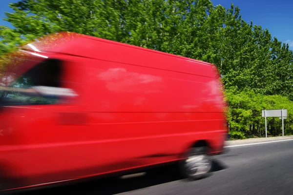 Транспорт с красным фургоном — стоковое фото