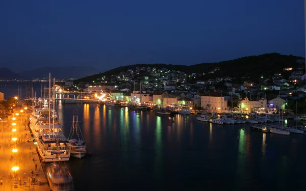 Paisaje urbano por la noche en Trogir, Croacia — Foto de Stock