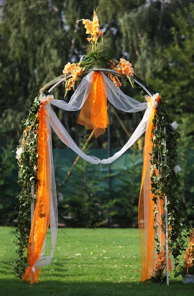 Декоративная арка для свадьбы — стоковое фото