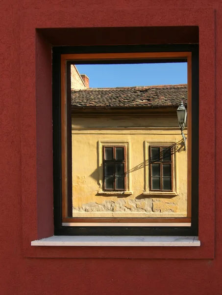 Ventana en ventana —  Fotos de Stock