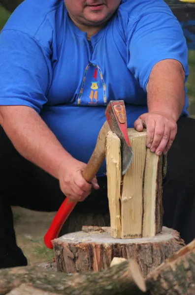 Толстяк рубит дрова. — стоковое фото