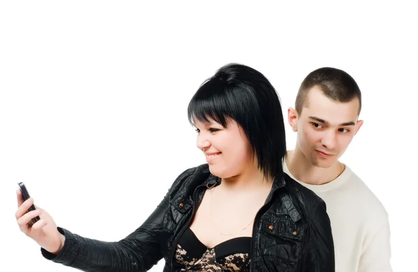 Молодая женщина с мобильным телефоном и парень подслушивает — стоковое фото