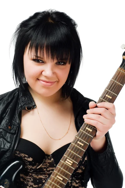 Mladá žena s kytarou na bílém pozadí — Stock fotografie