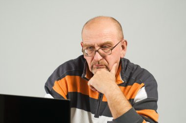 dizüstü bilgisayar ile olgun adam