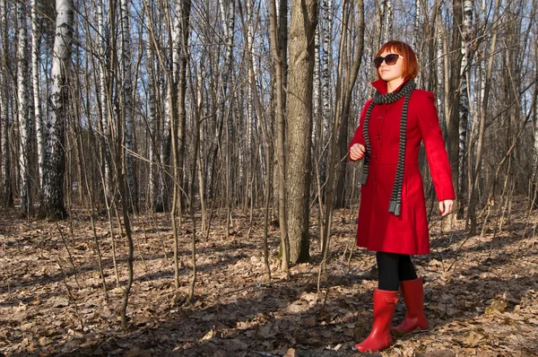 Krásná dívka, která nosí červený plášť a brýle — Stock fotografie