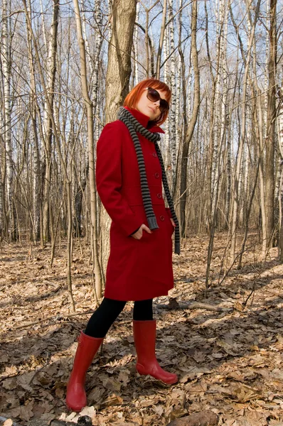 Güzel kız kırmızı ceket ve güneş gözlüğü takmış — Stok fotoğraf