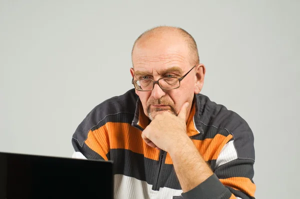 Mature man with laptop — Stock Photo, Image