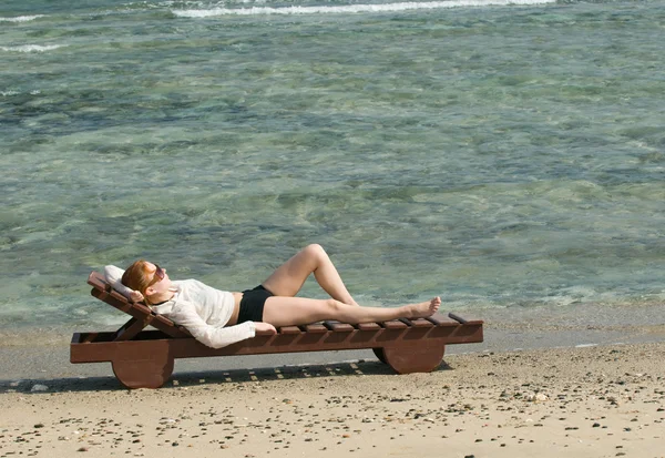 海でリラックスした美しい赤女性 — ストック写真