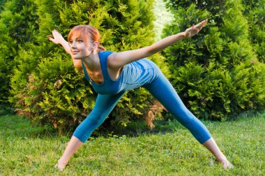 güzel bir kırmızı kadın fitness ya da yoga exerci yapıyor