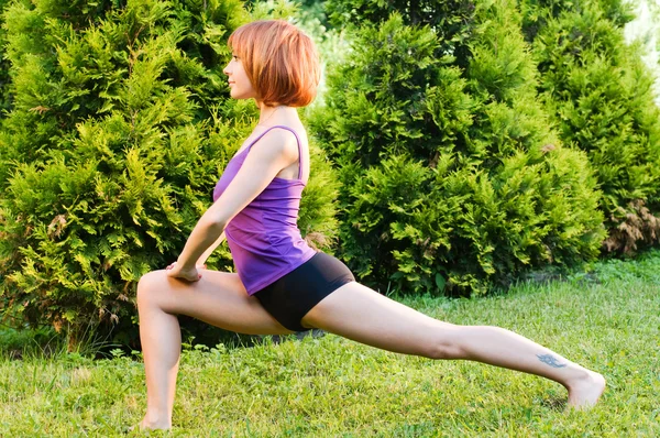 Belle femme rouge faisant fitness ou yoga exerci — Photo