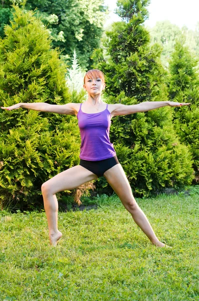 Schöne rote Frau beim Fitness- oder Yoga-Training — Stockfoto