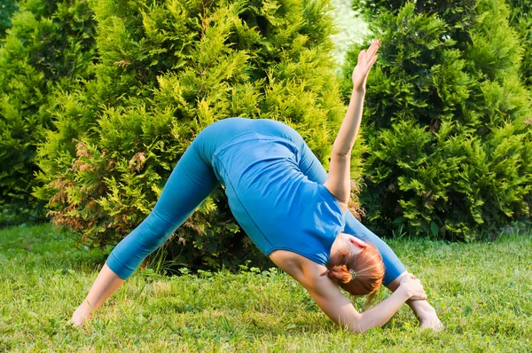 Bella donna rossa che fa fitness o yoga exerci — Foto Stock