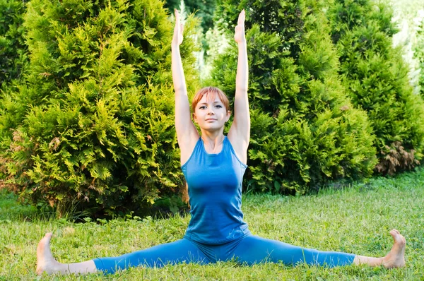 Mulher vermelha bonita fazendo fitness ou ioga exerci — Fotografia de Stock