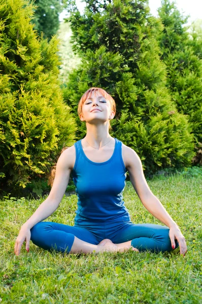 Krásná červená žena praktikující meditace — Stock fotografie