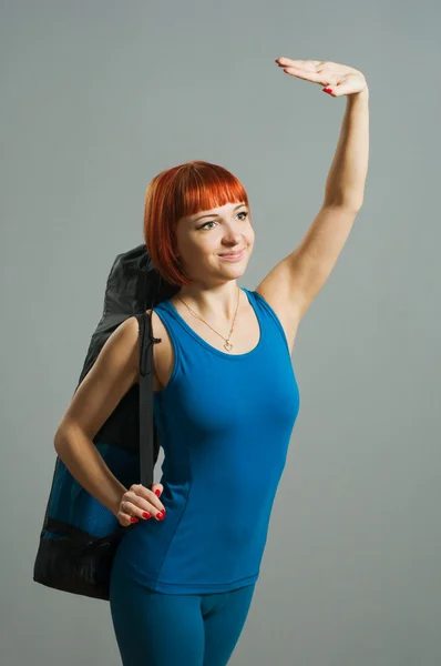 Fille de fitness aux cheveux rouges avec tapis de yoga — Photo