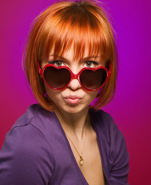 Красива червона дівчина з сонцезахисними окулярами — стокове фото