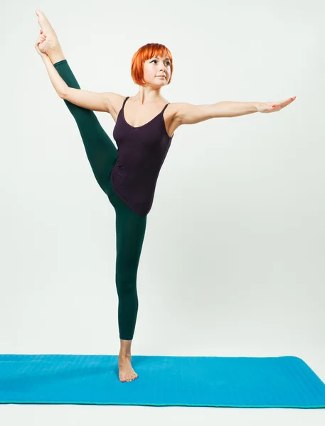 Slim woman practicing yoga asana — Stock Photo, Image