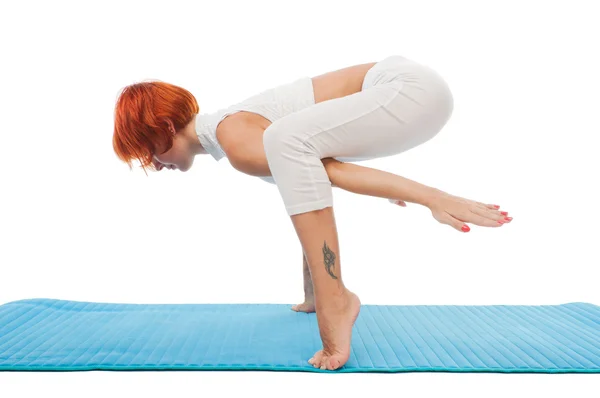 Schöne Frau praktiziert Yoga Asana — Stockfoto