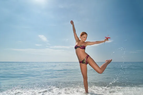 Sexy rode meisje dragen van bikini op het strand — Stockfoto