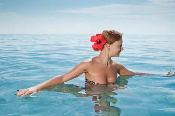Seksi kırmızı kız okyanusta bikini mayo giyiyor — Stok fotoğraf
