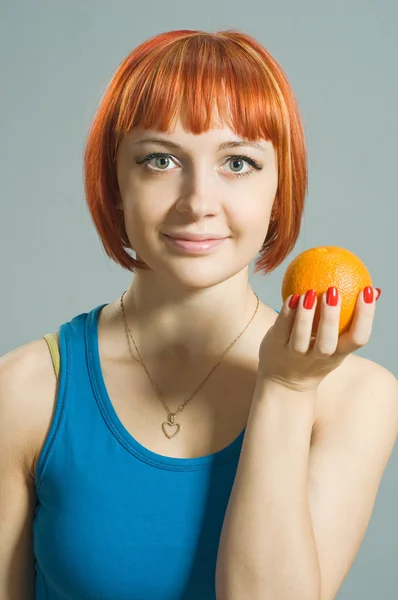Κοκκινομάλλης κορίτσι με πορτοκάλι — Φωτογραφία Αρχείου