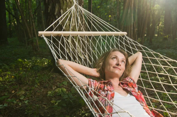 Beautiful woman relaxing in hammock — Stock Photo, Image