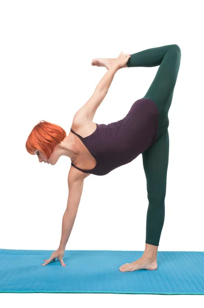 Flicka utövar yoga — Stockfoto