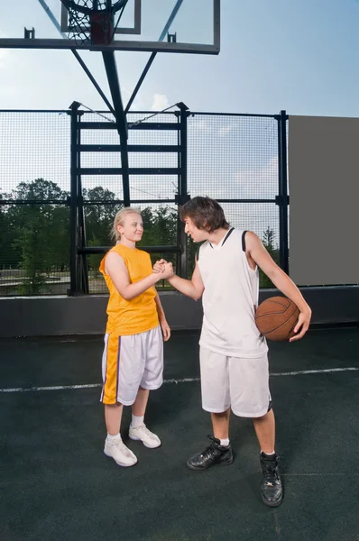 Basketbol ile iki genç oyuncu — Stok fotoğraf
