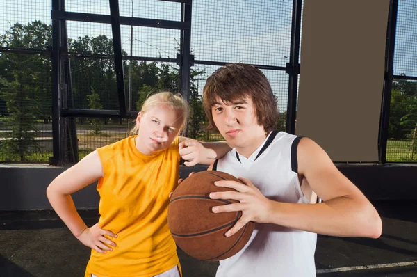 Dwie nastoletnie graczy z koszykówki — Zdjęcie stockowe