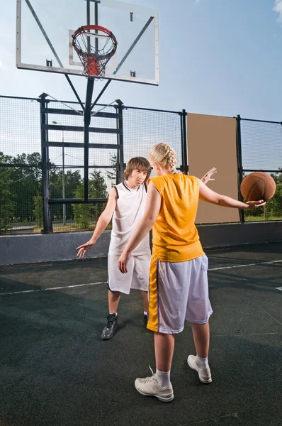 Δύο έφηβες παίκτες με μπάσκετ — Φωτογραφία Αρχείου