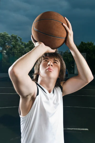 Streetball játékos lövés kosárlabda — Stock Fotó
