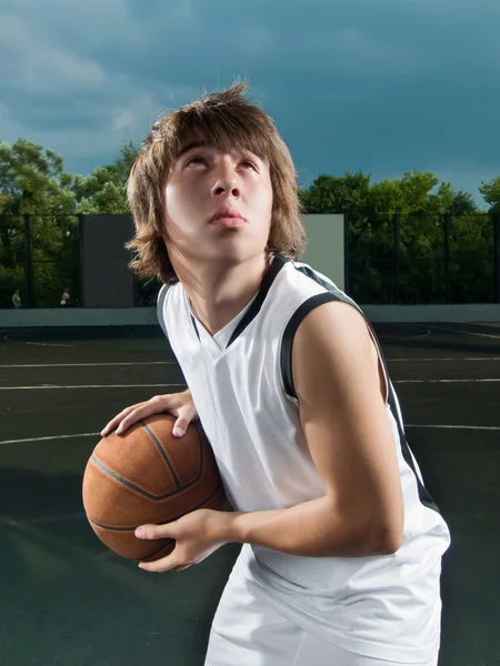 Asiatische Teenager Junge mit Basketball zielen — Stockfoto