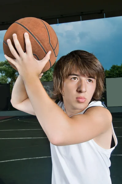Asiático adolescente chico con baloncesto listo para atacar —  Fotos de Stock