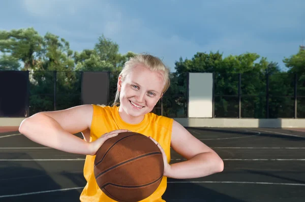 Menina adolescente feliz com basquete — Fotografia de Stock