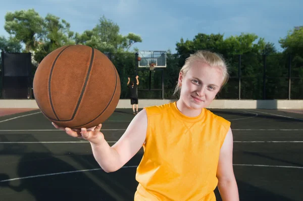 Щаслива дівчина-підліток з баскетболом — стокове фото