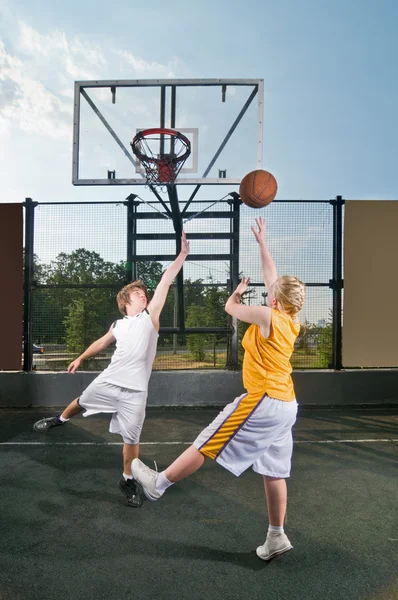 Tieners spelen streetball — Stockfoto