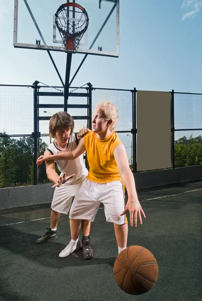 Zwei Teenager-Spieler mit Basketball — Stockfoto