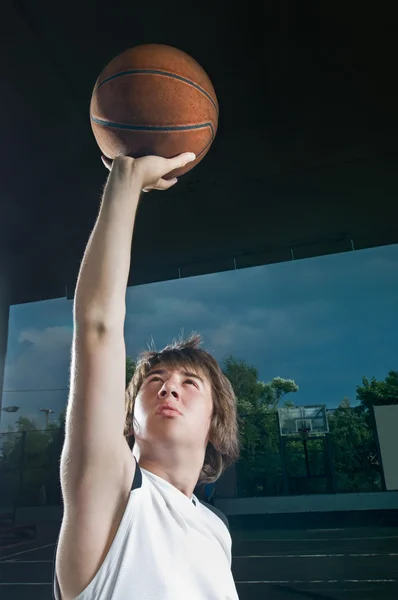 Teenage basket spelaren med bollen — Stockfoto
