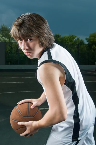 Adolescente jogador de basquete com a bola — Fotografia de Stock