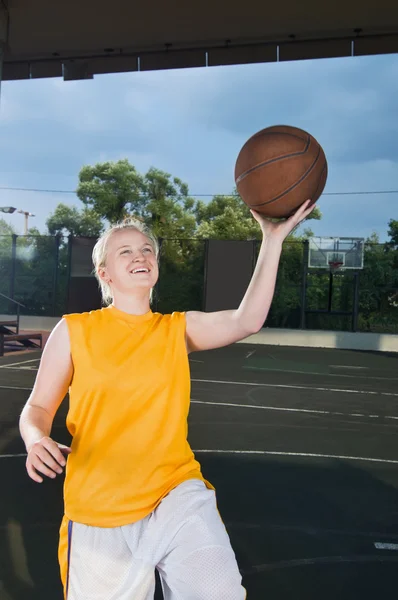 Adolescente atacando el aro de baloncesto —  Fotos de Stock