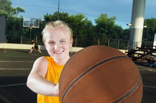 Basketbol ile gülümseyen genç kız — Stok fotoğraf