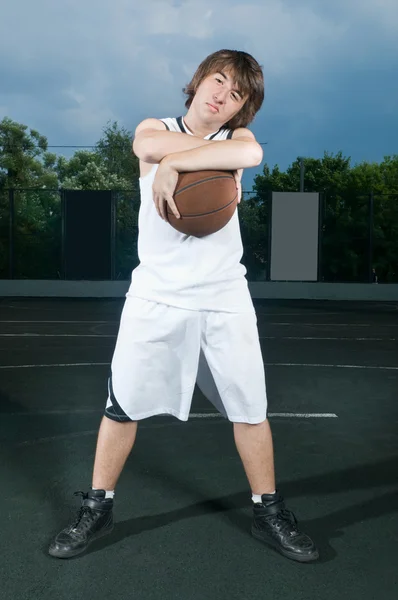Adolescente jogador de basquete com a bola — Fotografia de Stock