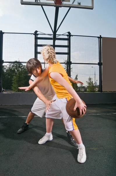 Підлітків грати в баскетбол — стокове фото