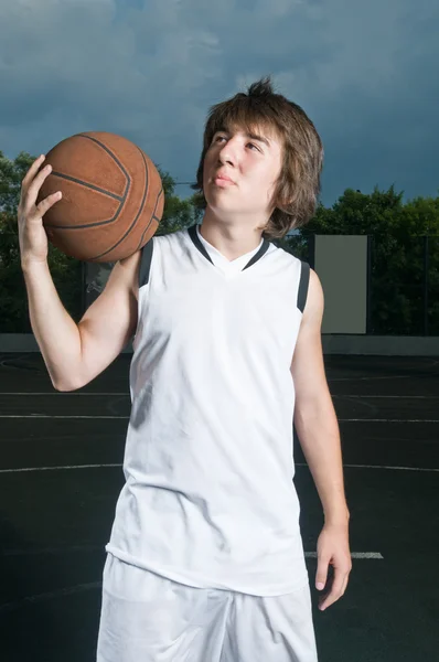 Підліток баскетболіст з м'ячем — стокове фото